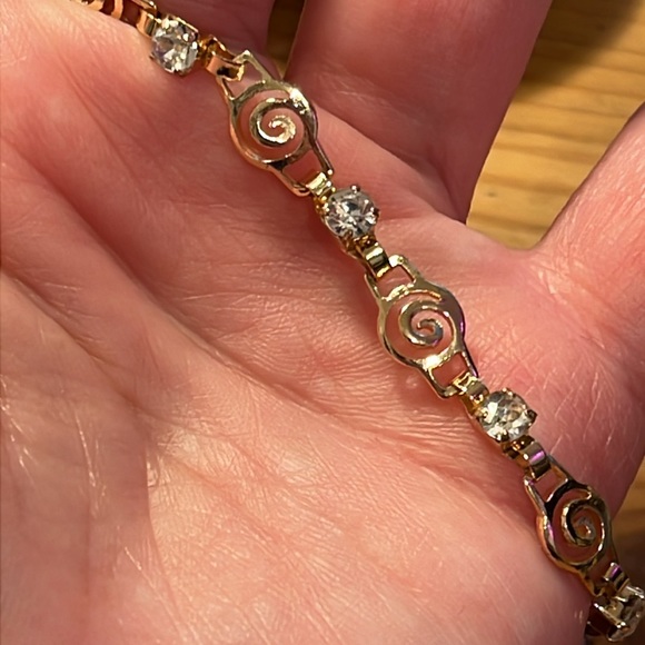 Beautiful gold tone bracelet - Picture 2 of 3